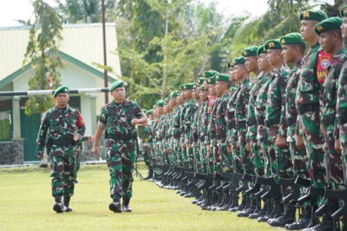 Danrem 012/Teuku Umar Kolonel Inf Deni Gunawan memimpin upacara pelepasan 555 prajurit terpilih dalam Satgas Pam Obvitnas PT Freeport Indonesia, Ahad (10/12). (Foto: Dok. Penrem 012/TU)