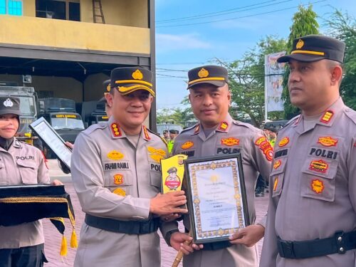 Kapolresta Banda Aceh Kombes Pol Fahmi Irwan Ramli memberikan penghargaan kepada personel berprestasi dan polsek jajaran yang dinilai terbaik, Senin pagi (11/12)