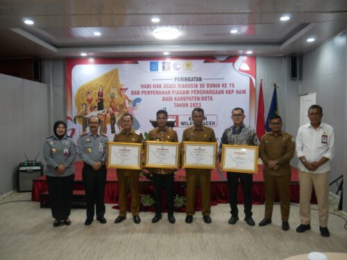 Kanwil Kemenkumham Aceh menyerahkan Piagam Penghargaan Kabupaten/Kota Peduli Hak Asasi Manusia (KKPHAM) tahun 2023, di Hotel Grand Nanggroe Banda Aceh, Senin (11/12)