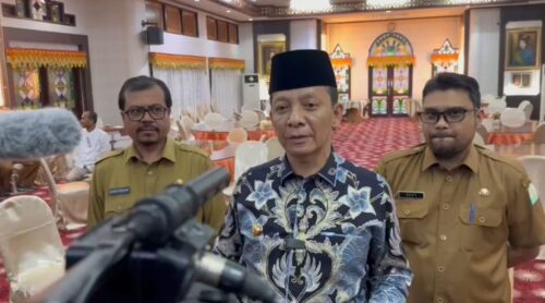 Pj Gubernur Aceh Achmad Marzuki, saat menyampaikan keterangan terkait pengungsi Rohingya, Senin (11/12)
