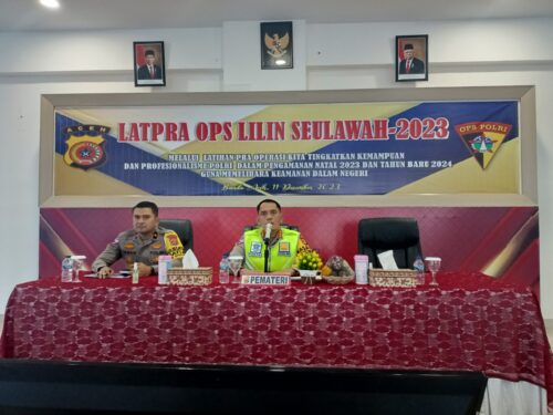Dirlantas Polda Aceh Kombes Pol M Iqbal Alqudusy menyampaikan pengarahan pada Pelatihan Pra Operasi (Latpraops) Lilin Seulawah 2023, Senin (11/12). (Foto: Ditlantas Polda Aceh)
