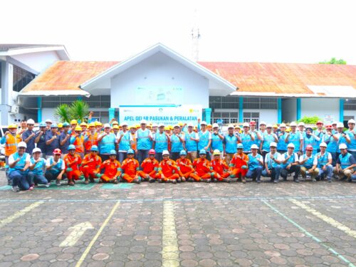 GM PLN UID Aceh Parulian Noviandri memimpin apel pasukan dan gelar peralatan siaga Nataru dan peringatan tsunami di halaman kantor PLN UP3 Banda Aceh, Selasa (12/12). (Foto: Dok. PLN Aceh)