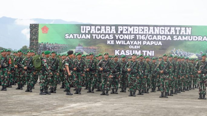 Kasum TNI Letjen TNI Bambang Ismawan melepas keberangkatan 555 Prajurit Yonif 116/GS yang akan melaksanakan tugas Operasi Pengamanan di wilayah Papua, di Lanud SIM, Aceh Besar, Selasa (12/12)