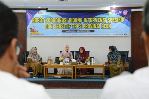 Pj Ketua TP PKK Aceh Ayu Candra Febiola Nazuar memberi arahan pada Rapat Koordinasi Bidang Intervensi Spesifik dan Sensitif TPPS Aceh, di aula BKKBN Aceh Selasa (12/12)