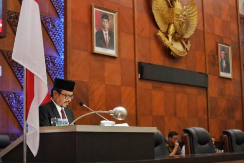 Asisten I Setda Aceh Azwardi Abdullah menyampaikan 7 judul Rancangan Qanun Prolega Prioritas Tahun 2024, di Ruang Sidang Paripurna DPRA, Selasa (12/12)