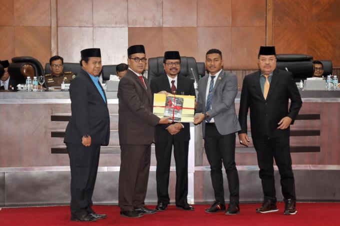 Penyampaian Laporan Temuan Pelanggaran HAM di Aceh oleh KKR Aceh kepada Pimpinan DPRA di Ruang Sidang Utama DPRA, Selasa (12/12/2023)