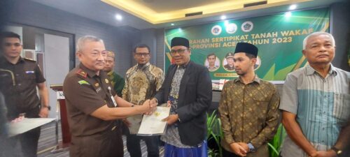 Kajati Aceh Joko Purwanto menyerahkan 1.788 sertifikat tanah wakaf secara simbolis kepada para nazhir di Hotel Kyriad Muraya Banda Aceh, Rabu (13/12)