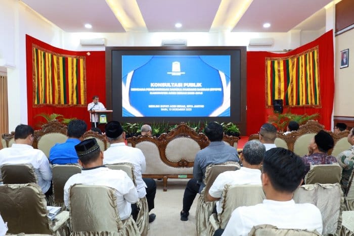 Pj Bupati Aceh Besar Muhammad Iswanto membuka Konsultasi Publik Draf Rancangan Awal RPJPD Aceh Besar tahun 2025-2045 di Meuligo Bupati, Jantho, Rabu (13/12)