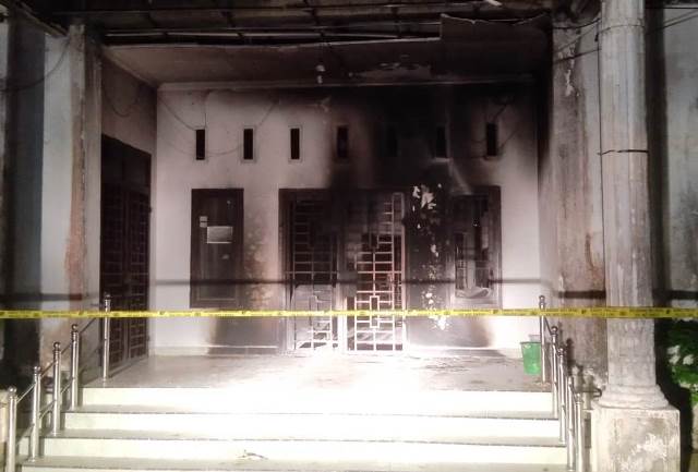 Kantor Dinas Sosial Kabupaten Aceh Timur, dibakar oleh seorang pria berinisial RA (76), Rabu malam (13/12). (Foto: Dok. Polres Aceh Timur)