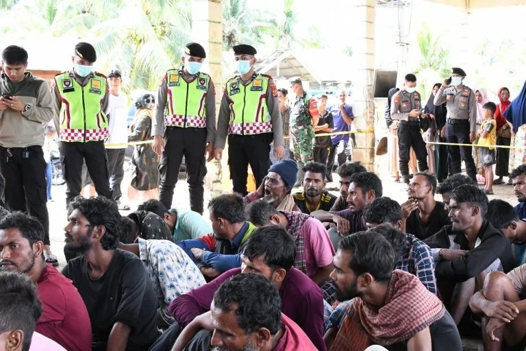 50 pengungsi warga Rohingya kembali masuk ke Aceh Timur diam-diam melalui jalur perairan Gampong Seuneubok Baro, Kecamatan Darul Aman pada Kamis dunia hari (14/12/2023) sekitar pukul 02.00 WIB. (Foto: Dok. Polres Aceh Timur)