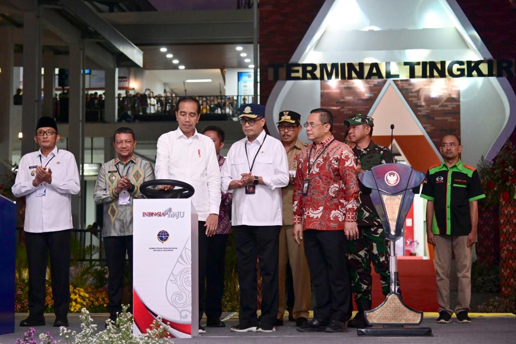 Presiden Joko Widodo didampingi Pj Bupati Aceh Tengah Teuku Mirzuan saat meresmikan Terminal Paya Ilang (Aceh Tengah), di Terminal Tingkir, Kota Salatiga, Jawa Tengah, Rabu, 13 Desember 2023