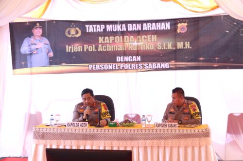 Kapolda Aceh Irjen Pol Achmad Kartiko memberikan arahan saat kunjungan kerja di Polres Sabang, Kamis, 14 Desember 2023. (Foto: Dok. Humas Polda Aceh)