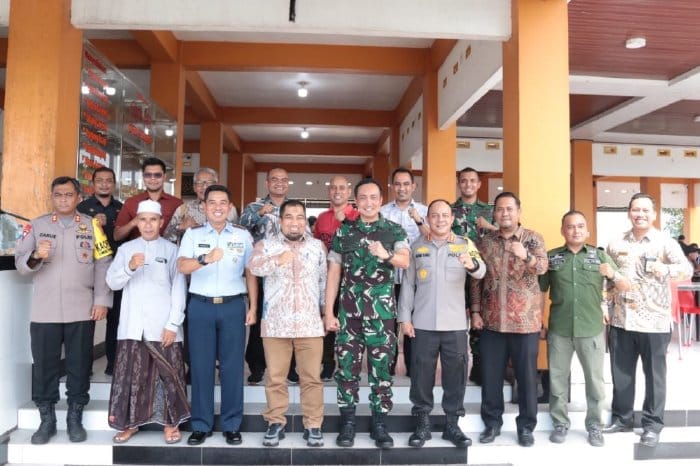 Pj Bupati Aceh Besar Muhammad Iswanto foto bersama unsur Forkopimda Aceh Besar usai silaturahmi dan membahas berbagai isu strategis, di salah satu tempat usaha kuliner kawasan, Blang Bintang, Kamis (14/12)
