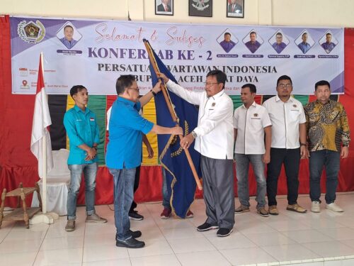 Ketua PWI Aceh Nasir Nurdin menyerahkan pataka saat melantik Zainun Yusuf, yang terpilih kembali menjadi Ketua PWI Kabupaten Abdya periode 2023-2026, Kamis (14/12)