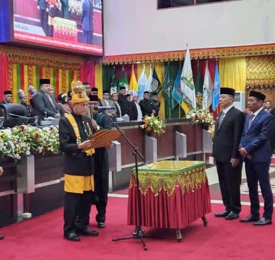 Malik Mahmud Al-Haythar mengucapkan sumpah saat mengukuhkan dirinya sendiri sebagai Wali Nanggroe Aceh periode ketiga masa jabatan 2023-2028 dalam sidang istimewa di Gedung DPRA, Jum'at (15/12)