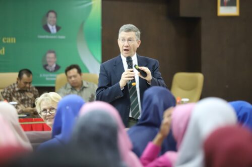 Pakar pendidikan inklusif dari Brigham Young University-Idaho Amerika Serikat, R Dean Cloward PhD tampil sebagai pembicara membahas pengembangan pendidikan inklusif di Kampus UIN Ar-Raniry Banda Aceh