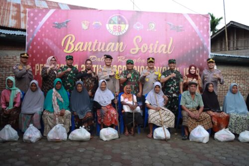 Alumni Akabri TNI/Polri angkatan 1998 yang bertugas di Aceh membagikan sembako kepada masyarakat kurang mampu di Gampong Siron Blang, Kecamatan Kuta Cot Glie, Aceh Besar, Sabtu, 16 Desember 2023