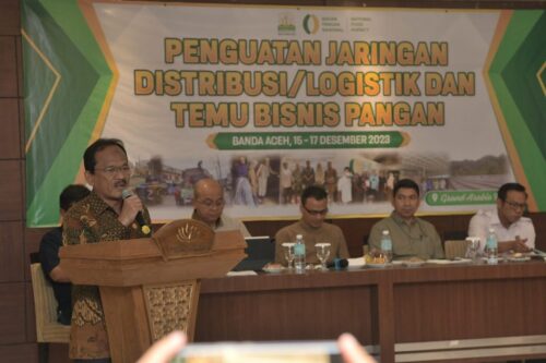 Plt Asisten II Sekda Aceh Mawardi menyampaikan sambutan Pj Gubernur Aceh, saat membuka acara Temu Bisnis Pangan dan penandatanganan MoU antara Dinas Pangan Aceh dengan PT Pos dan PT PEMA tentang Penguatan Distribusi/Logistik di Banda Aceh, Sabtu (16/12)