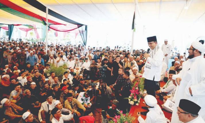 Calon Presiden nomor urut 1 Anies Baswedan menghadiri Maulid Nabi dan Haul ke-3 Habib Muhammad bin Ahmad Al Athas di Masjid Ba'alawi, Aceh Timur, Ahad (17/12/2023)