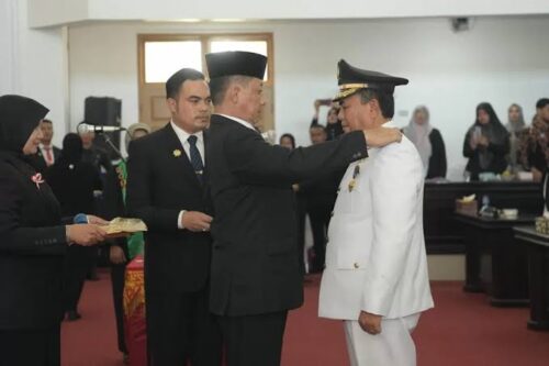 Pj Gubernur Aceh Achmad Marzuki melantik Said Mulyadi sebagai Bupati Pidie Jaya, sisa masa jabatan 2019-2024, di ruang rapat DPRK, Meureudu, Senin (18/12/2023)