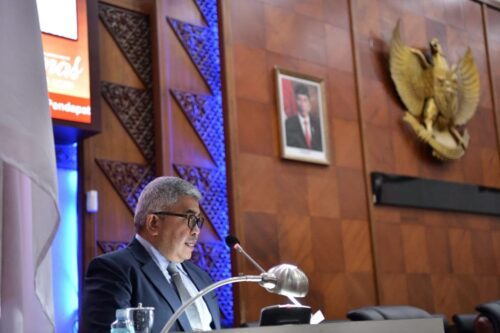 Sekda Aceh Bustami Hamzah menyampaikan Jawaban dan Tanggapan Gubernur Aceh terhadap Nota Keuangan dan Rancangan Qanun Aceh tentang APBA 2024 di Gedung Utama DPRA, Senin (18/12)