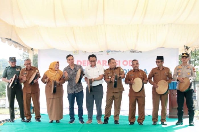 Deklarasi Open Defecation Free (ODF) atau Stop Buang Air Besar Sembarangan ditandai penambuhan rapai oleh Pj Bupati Aceh Besar di halaman Kantor Camat Lhoknga, Senin (18/12)