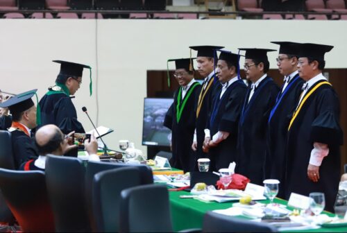 Universitas Syiah Kuala (USK) melalui Sidang Terbuka Senat Akademik Universitas mengukuhkan enam profesor baru yang merupakan para pakar dari berbagai bidang keilmuan, Selasa (19/12)