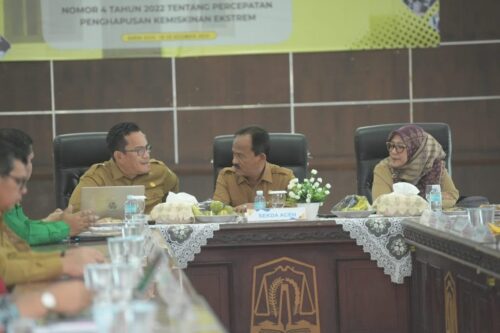 Plt Asisten II Setda Aceh Mawardi bersama Kepala Bappeda Aceh Teuku Ahmad Dadek pada Rapat Koordinasi (Rakor) Teknis membahas pelaksanaan Instruksi Presiden nomor 4 Tahun 2022 tentang penghapusan kemiskinan ekstrem, di aula Bappeda Aceh, Selasa (19/12)