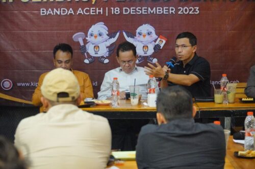 Ketua DPRK Banda Aceh Farid Nyak Umar menghadiri ngopi bareng dan diskusi yang dilaksanakan KIP Banda Aceh bertema “Pemilih Cerdas, Pemilu Berkualitas” di Kafe New Normal, Lampineung, Senin malam (18/12)