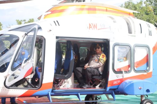 Kapolda Aceh Irjen Pol Achmad Kartiko melaksanakan patroli udara memantau situasi perairan Aceh dalam rangka mengantisipasi kedatangan Imigran Rohingnya, Rabu (20/12). (Foto: Dok. Humas Polda Aceh)