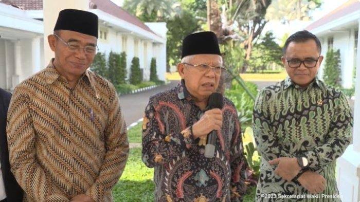 Wakil Presiden Maruf Amin (tengah) memberikan keterangan kepada wartawan pada Rabu (20/12/2023)