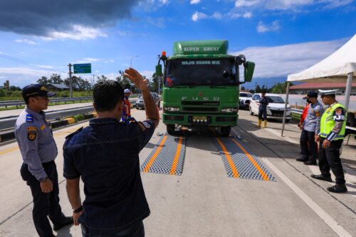 PT Hutama Karya (Persero) menggelar razia kendaraan melebihi muatan dalam Operasi Over Dimension and Over Load (ODOL) di akses masuk Gerbang Tol Blang Bintang Jalan Tol Ruas Sigli – Banda Aceh (Sibanceh), Kamis (21/12). (Foto: Dok. Hutama Karya)