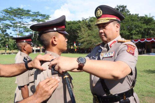 Kapolda Aceh Irjen Pol Achmad Kartiko melantik 418 Bintara Remaja Polri saat memimpin upacara penutupan pendidikan dan pembentukan Bintara (Diktukba) Polri di SPN Seulawah, Aceh Besar, Kamis (21/12)