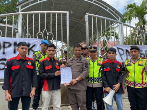 Aliansi Mahasiswa dan Pemuda Anti Korupsi (ALAMP AKSI) Aceh berunjuk rasa di depan Kantor Kejaksaan Tinggi Aceh, Kamis (21/12)