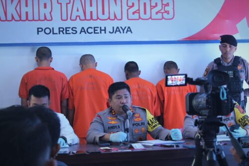 Kapolres Aceh Jaya AKBP Andy Sumarta memberikan keterangan pengungkapan kasus jual beli senjata api ilegal, dalam konferensi pers di Mapolres Aceh Jaya, Kamis (21/12). (Foto: Dok. Polres Aceh Jaya)