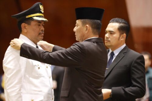 Pj Gubernur Aceh Achmad Marzuki melantik Kadis Lingkungan Hidup dan Kehutanan Aceh A Hanan sebagai Pj Wali Kota Lhokseumawe, di Anjong Mon Mata Komplek Meuligoe Gubernur Aceh, Jum’at sore (22/12)