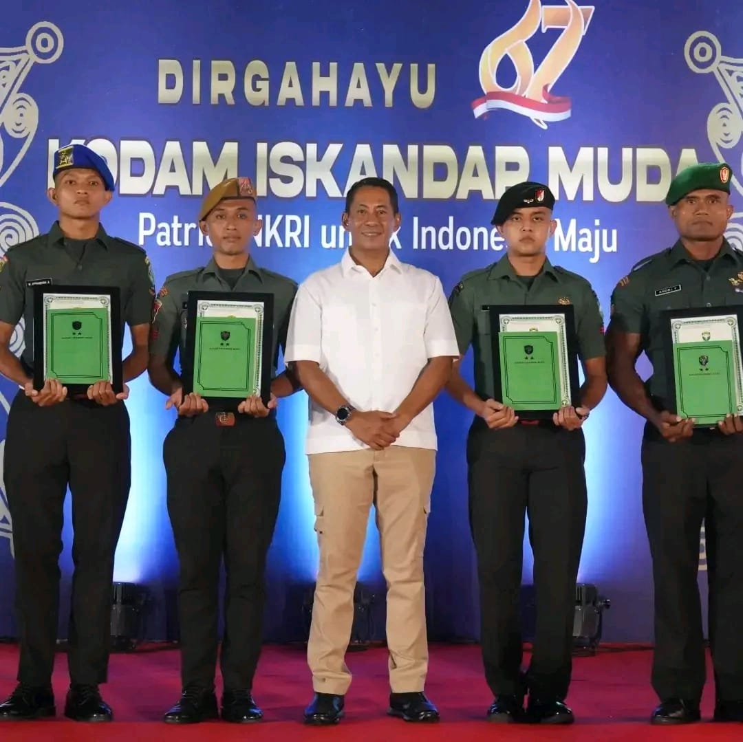 Pangdam IM Mayjen TNI Novi Helmy menyerahkan penghargaan kepada prajurit berprestasi pada malam puncak HUT ke-67 Kodam IM, Jum'at malam (22/12). (Foto: Dok. Pendam IM)
