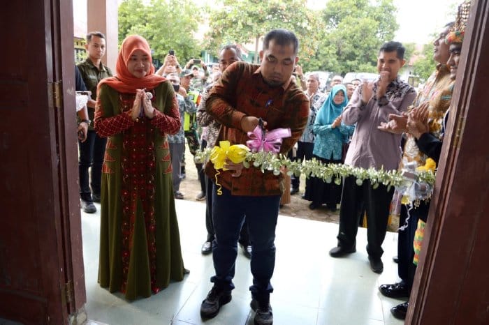 Pj Bupati Aceh Besar Muhammad Iswanto bersama Pj Ketua Dekranasda Aceh Besar Cut Rezky Handayani memotong pita peresmikan Rumoh Batik Malaka di Gampong Lam Ara, Kecamatan Kuta Malaka, Aceh Besar, Sabtu (23/12)