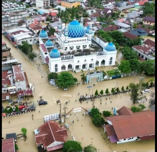 Banjir merendam jalan nasional Banda Aceh - Medan di Kota Lhoksukon, Kabupaten Aceh Utara, Selasa (26/12/2023)