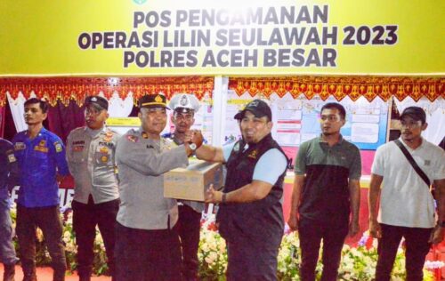 Pj Bupati Aceh Besar, Muhammad Iswanto bersama Kapolres Aceh Besar AKBP Carlie Syahputra Bustamam meninjau Pos Operasi Lilin SeulawahTahun Baru 2023 di Kecamatan Lhoknga, Aceh Besar, Senin malam (25/12/2023)