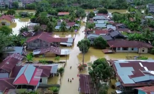 Meningkatnya curah hujan mengakibatkan sebagian daerah di Kabupaten Aceh Tamiang terendam banjir di 10 Kecamatan dan sebagian masyarakat mengungsi, Selasa (26/12)
