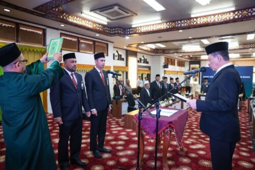 Pj Gubernur Aceh sekaligus Pemegang Saham Pengendali Bank Aceh Syariah Achmad Marzuki melantik dua direksi Bank Aceh Syariah Periode 2023-2027 yakni Direktur Bisnis Fadhil Ilyas dan Direktur Dana dan Jasa Hendra Supardi, di Pendopo Gubernur Aceh, Rabu (27/12)