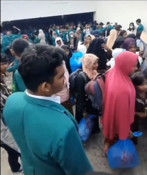 Mahasiswa mengusir paksa para imigran Rohingya dari Gedung BMA Banda Aceh, Rabu (27/12)