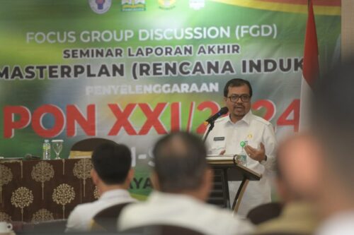 Asisten II Setda Aceh Azwardi Abdullah membuka FGD Seminar Laporan Akhir Rencana Induk Penyelenggaraan PON 2024 untuk Wilayah Aceh, di Hotel Grand Nanggroe Banda Aceh, Rabu (27/12)
