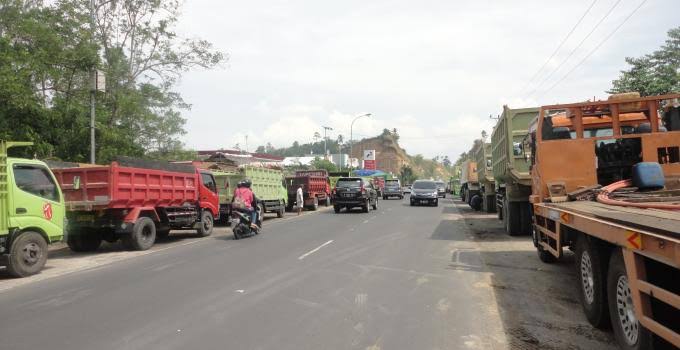 Antrian kendaraan yang hendak mengisi BBM jenis Solar di SPBU