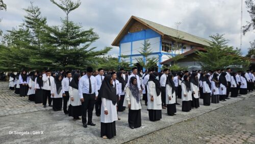 Kadis Pendidikan dan Kebudayaan Aceh Besar Bahrul Jamil melantik 240 guru dalam jabatan fungsional di halaman Disdikbud Aceh Besar, Jantho, Kamis (28/12)