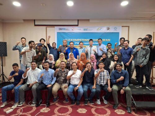 Pengurus PWI Aceh bersama tim penguji UKW Angkatan XVII foto bersama dengan wartawan Muda yang dinyatakan kompeten pada penutupan UKW yang difasilitasi PWI Pusat berkolaborasi dengan Kementerian BUMN di Hotel Hermes Palace Banda Aceh, Jum'at (29/12). (Foto: Dok. PWI Aceh)