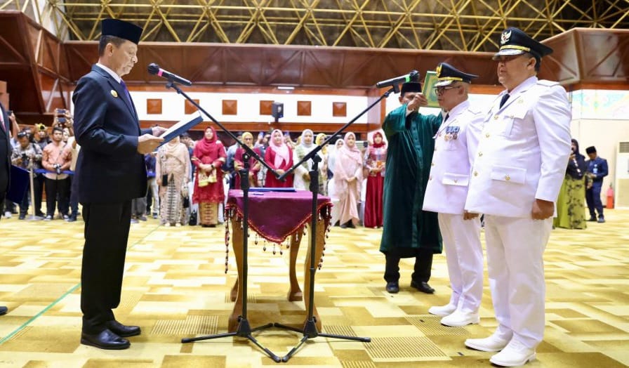Pj Gubernur Aceh Achmad Marzuki melantik Dr A Murtala MSi sebagai Pj Bupati Aceh Jaya, dan Drs Asra sebagai Pj Bupati Aceh Tamiang, di Anjong Mon Mata Banda Aceh, Jum'at (29/12)
