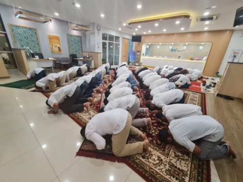 Regional CEO BSI Aceh Wisnu Sunandar bersama pegawai BSI di seluruh Aceh melakukan sujud syukur serentak pada akhir tahun 2023, Jum'at (29/12)