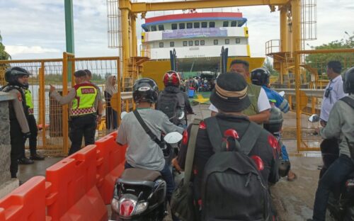 Aparat kepolisian yang tergabung dalam Satgas Preemtif Operasi Lilin Seulawah 2023 memaksimalkan pengamanan menjelang tahun baru di Pelabuhan Ulee Lheue, Banda Aceh, Sabtu (30/12)